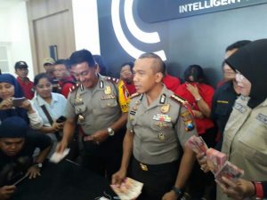 foto dua pelaku pengedar uang palsu ditangkap polisi