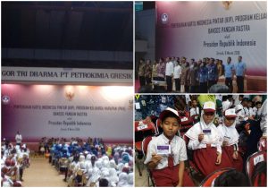 foto presiden ri joko widodo bagikan kartu kip dan kis di kabupaten gresik jawa timur