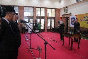foto wali kota surabaya lantik pejabat di lingkungan pemkot surabaya