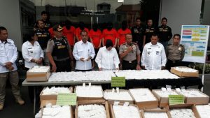 foto polisi berhasil ungkap pelaku narkoba jenis pil koplo