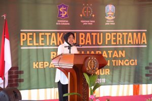 foto wali kota surabaya saat sambutan