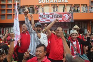 foto gus ipul cagub jatim lepas peserta jalan sehat akbar hut ke 45 pdip