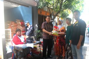 foto lurah krembangan utara bersama tksk menyalurkan bantuan pangan non tunai