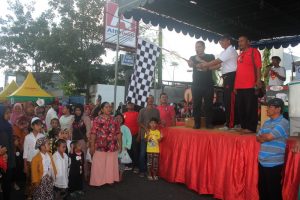 foto - wawali kota surabaya lepas peserta jalan sehat