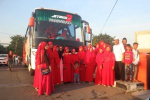 foto para jam'iyah muslimat ziarah ke makam tokoh nasional