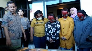 foto pelaku germo (kiri kaos kuning) bersama korban