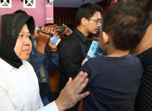 foto wali kota surabaya datangi keluarga korban