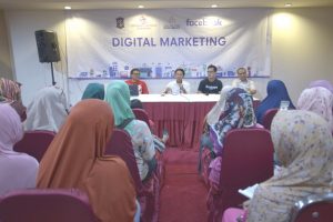 foto Bayu Skak-Dennis Adhiswawa Ajari UKM Surabaya