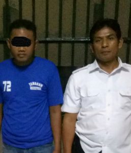 foto - pelaku (kaos) biru diamankan petugas