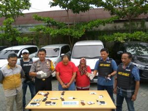 foto pelaku dan penadah diamankan polisi