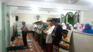 foto sholat terawih berjamaah bersama warga