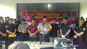 foto ketua umum dpp gani (baju merah) saat diundang mengikuti press rilis
