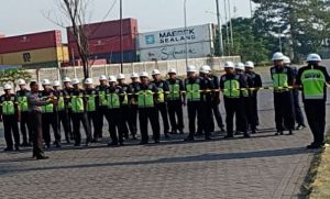 foto sat binmas polres tanjung perak melatih satpam