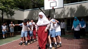 foto sd muhammadiyah 6 dan sd katolik santa clara bermain egrang