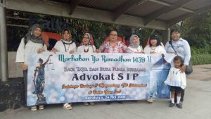 foto komunitas advokad perempuan (sip) jatim bagi-bagi takjil