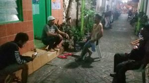 foto Warga RT 02 RW 06 Kelurahan Pakis Kecamatan Sawahan sedang Siskamling