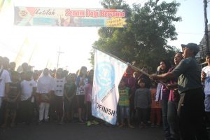 foto peserta jalan sehat dilepas lurah mojo bersama ketua rw 9 kelurahan mojo