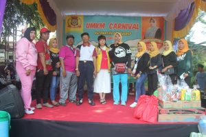 foto paguyuban umkm kecamatan sambikerep gelar jalan sehat dan bazar