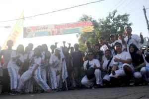foto kartar rw 9 kelurahan mojo gelar jalan sehat