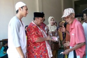 foto h mat mocthar bersama istri dan anaknya memberikan santunan