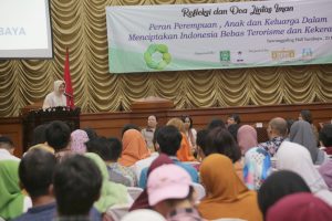foto wali kota surabaya saat berikan sambutan