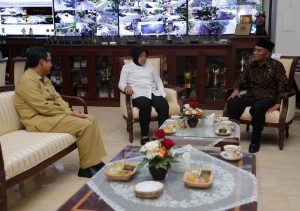 foto wali kota surabaya dan mendikbud ri serta dinas pendidikan surabaya